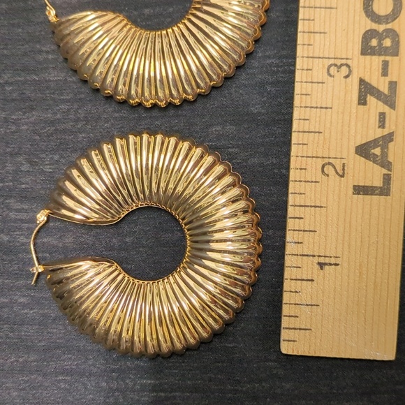 NWOT Large Hoop Mobb Ribbed Gold Shell Hoop Earrings - Picture 11 of 11